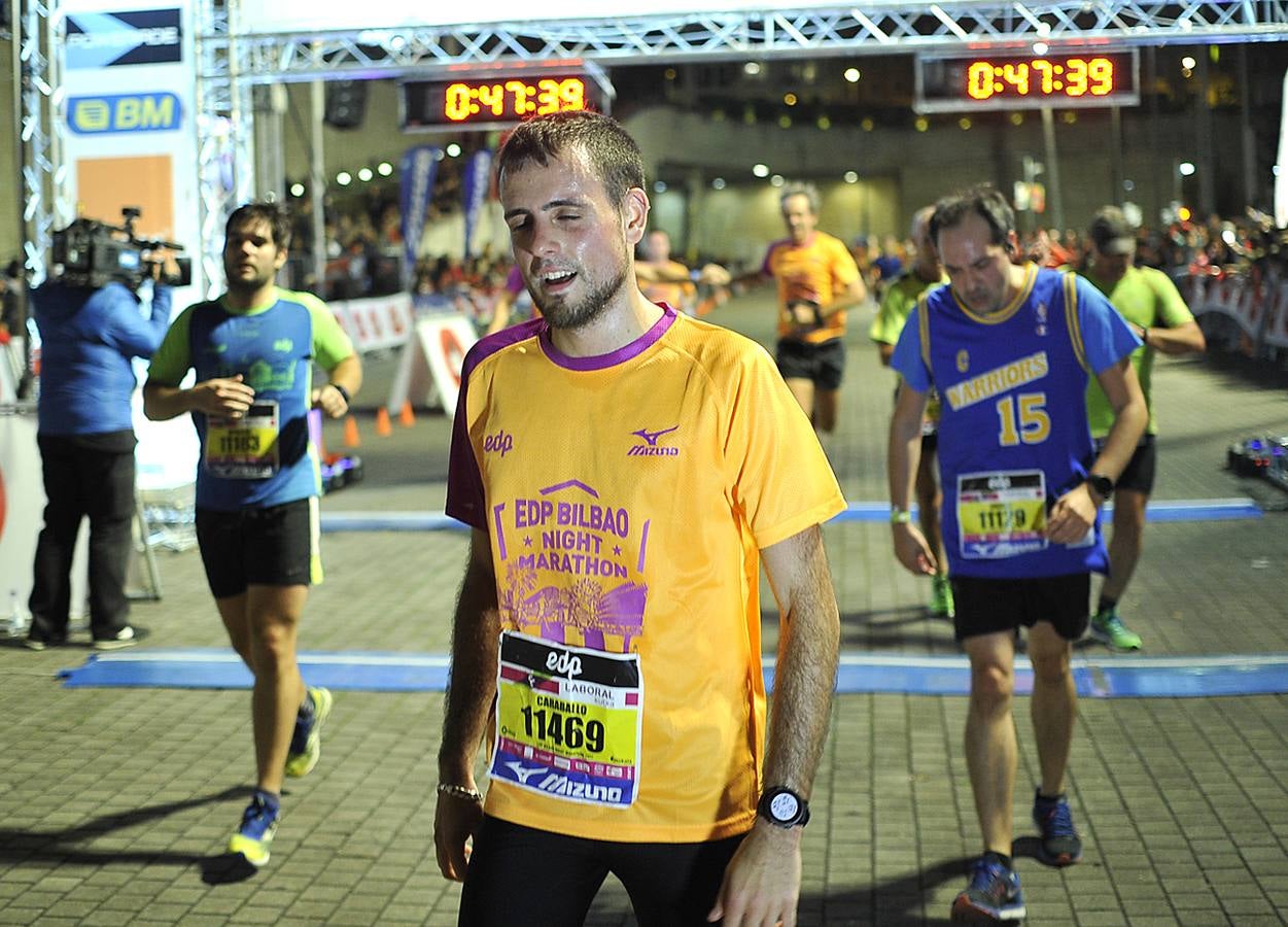 La octava edición de la 'Bilbao Night Marathon' reúne en la línea de salida a unos 11.500 corredores en sus tres distancias, de los cuales alrededor de un millar son extranjeros procedentes de 44 países de los cinco continentes.