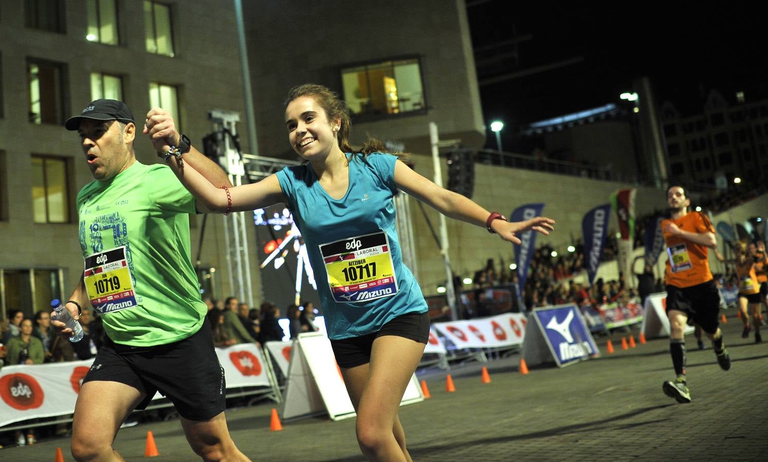 La octava edición de la 'Bilbao Night Marathon' reúne en la línea de salida a unos 11.500 corredores en sus tres distancias, de los cuales alrededor de un millar son extranjeros procedentes de 44 países de los cinco continentes.