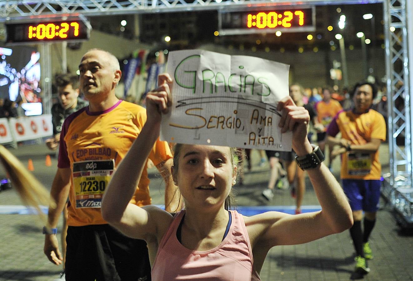 La octava edición de la 'Bilbao Night Marathon' reúne en la línea de salida a unos 11.500 corredores en sus tres distancias, de los cuales alrededor de un millar son extranjeros procedentes de 44 países de los cinco continentes.