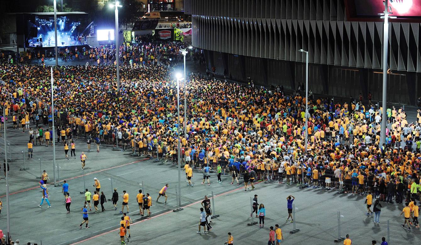 La octava edición de la 'Bilbao Night Marathon' reúne en la línea de salida a unos 11.500 corredores en sus tres distancias, de los cuales alrededor de un millar son extranjeros procedentes de 44 países de los cinco continentes.