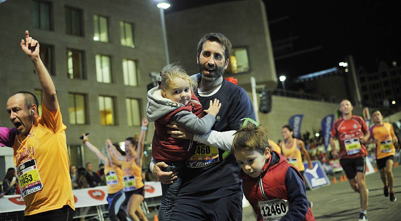 La octava edición de la 'Bilbao Night Marathon' reúne en la línea de salida a unos 11.500 corredores en sus tres distancias, de los cuales alrededor de un millar son extranjeros procedentes de 44 países de los cinco continentes.