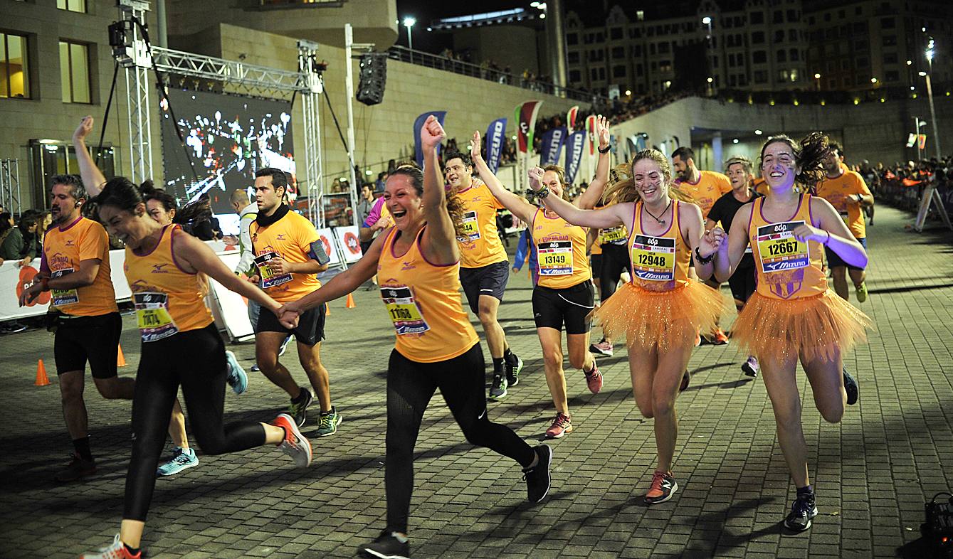 La octava edición de la 'Bilbao Night Marathon' reúne en la línea de salida a unos 11.500 corredores en sus tres distancias, de los cuales alrededor de un millar son extranjeros procedentes de 44 países de los cinco continentes.