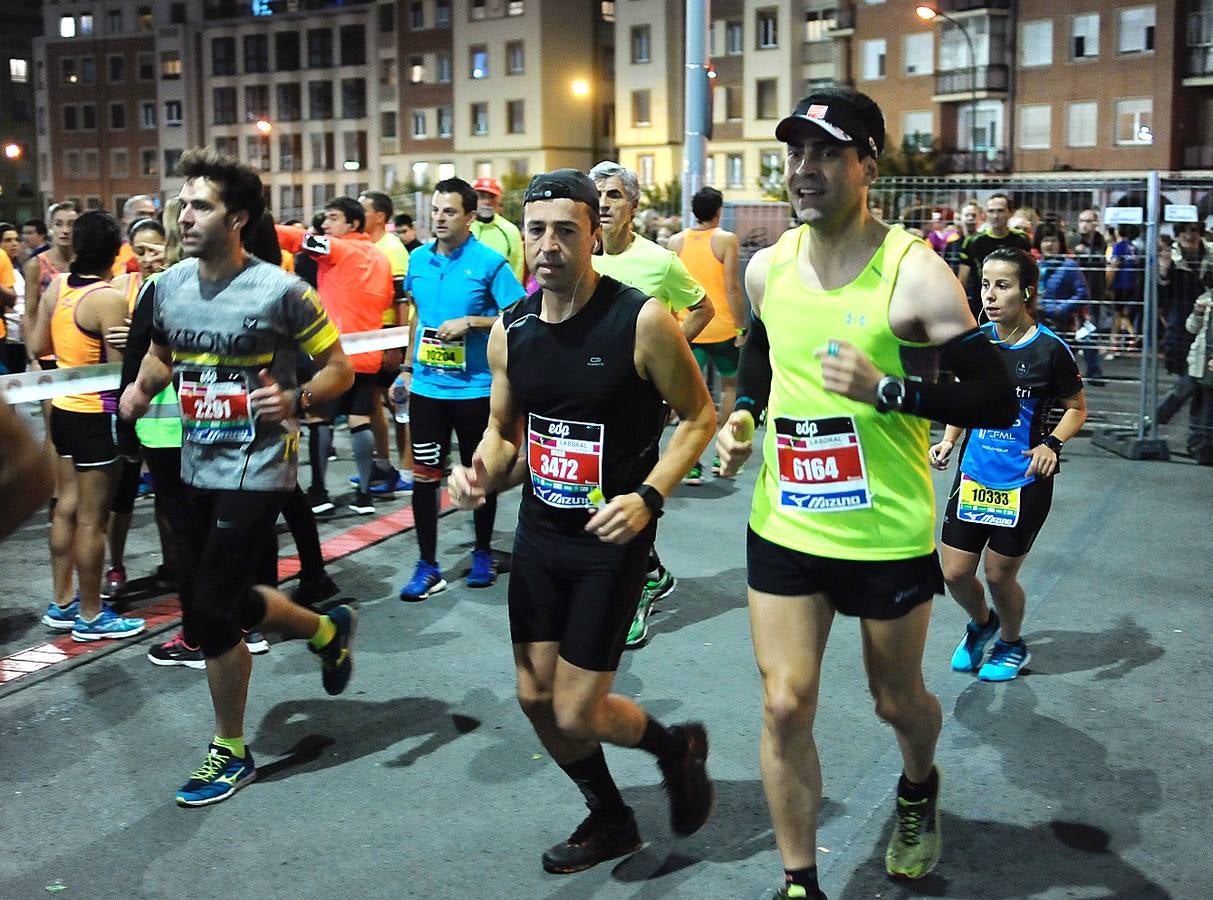 La octava edición de la 'Bilbao Night Marathon' reúne en la línea de salida a unos 11.500 corredores en sus tres distancias, de los cuales alrededor de un millar son extranjeros procedentes de 44 países de los cinco continentes.