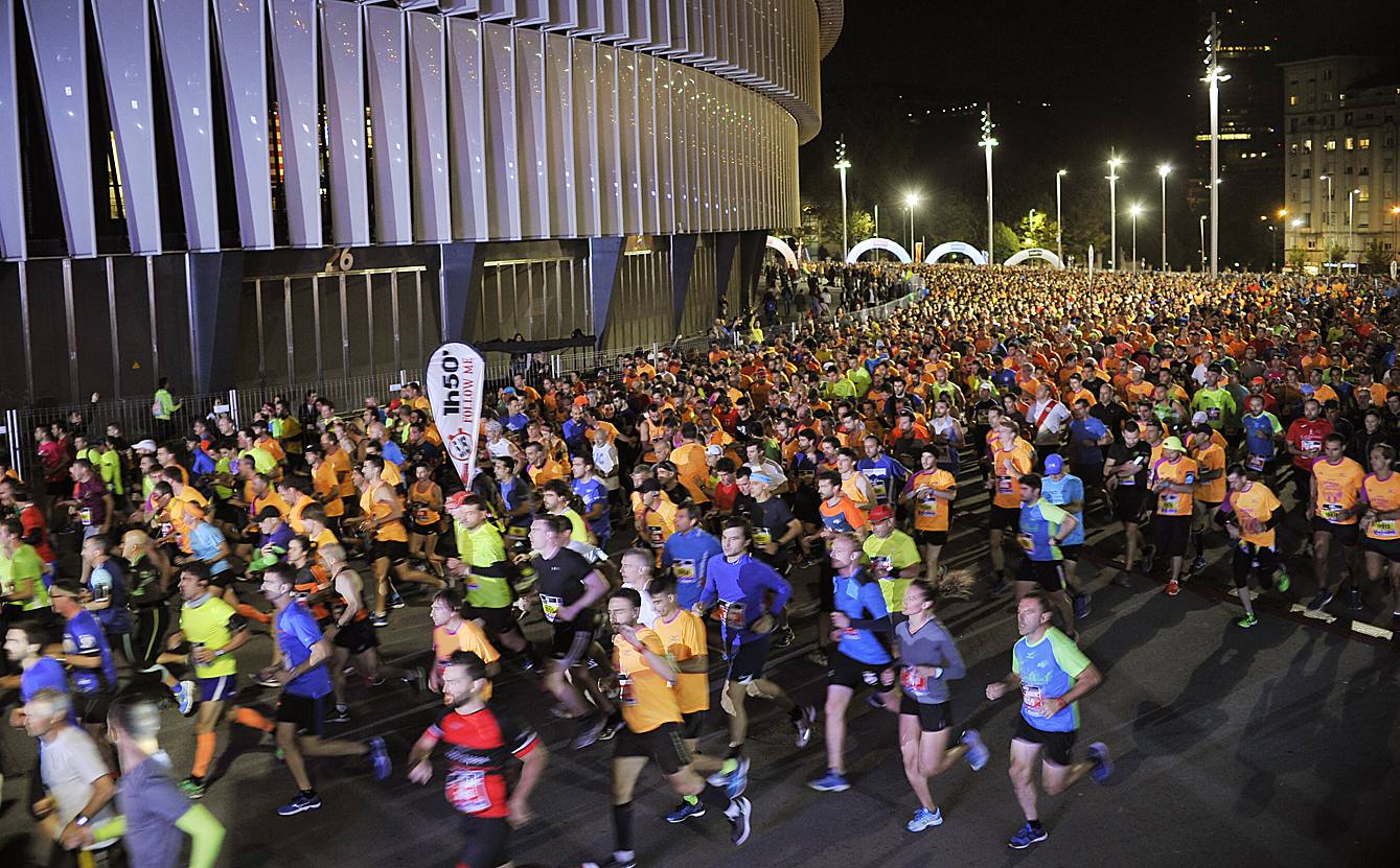 La octava edición de la 'Bilbao Night Marathon' reúne en la línea de salida a unos 11.500 corredores en sus tres distancias, de los cuales alrededor de un millar son extranjeros procedentes de 44 países de los cinco continentes.