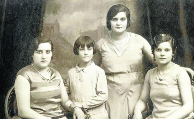 La pequeña Pilar, junto a sus tres hermanas mayores.