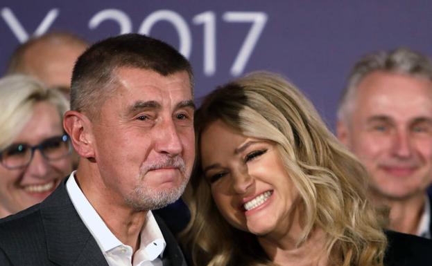 Babis comparece ante los medios junto a su esposa Monika tras triunfar en los comicios checos. 