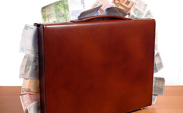 Un joven en paro devuelve una bolsa con 5.300 euros en Pamplona