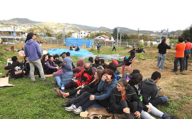 150 personas ocupan de nuevo las campas contra el aparcamiento de Ibarbengoa