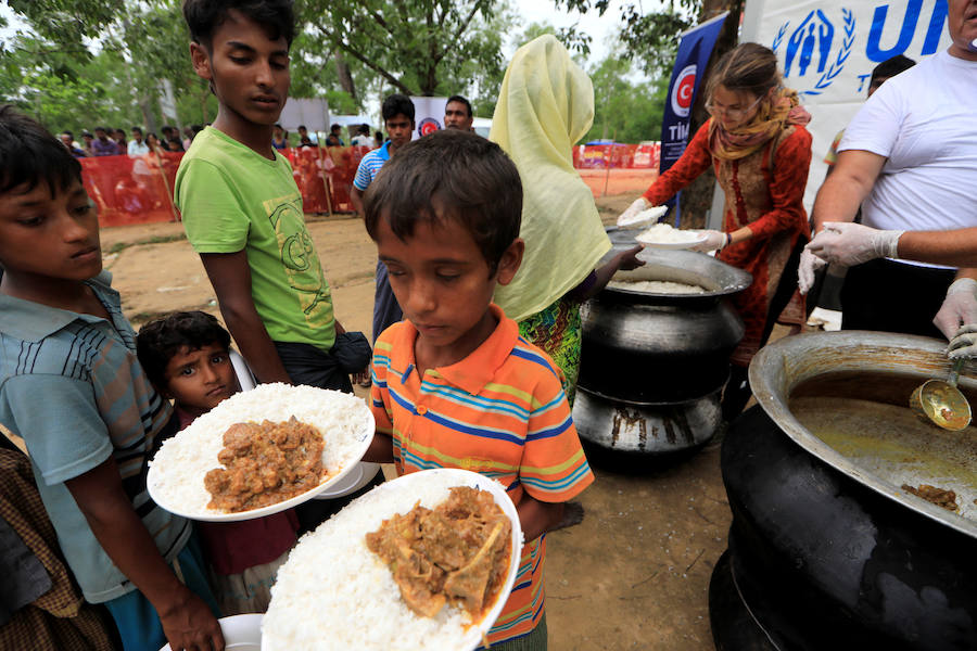 Casi medio millón de personas de esta etnia musulmana han huido de Birmania a Bangladesh. Escapan de la violencia y la represión a la que les someten las fuerzas del estado birmano, a raíz de un ataque perpetrado por un grupo insurgente el 25 de agosto. Tras cruzar la frontera, se alojan en campos de refugiados; más de 600.000 son niños