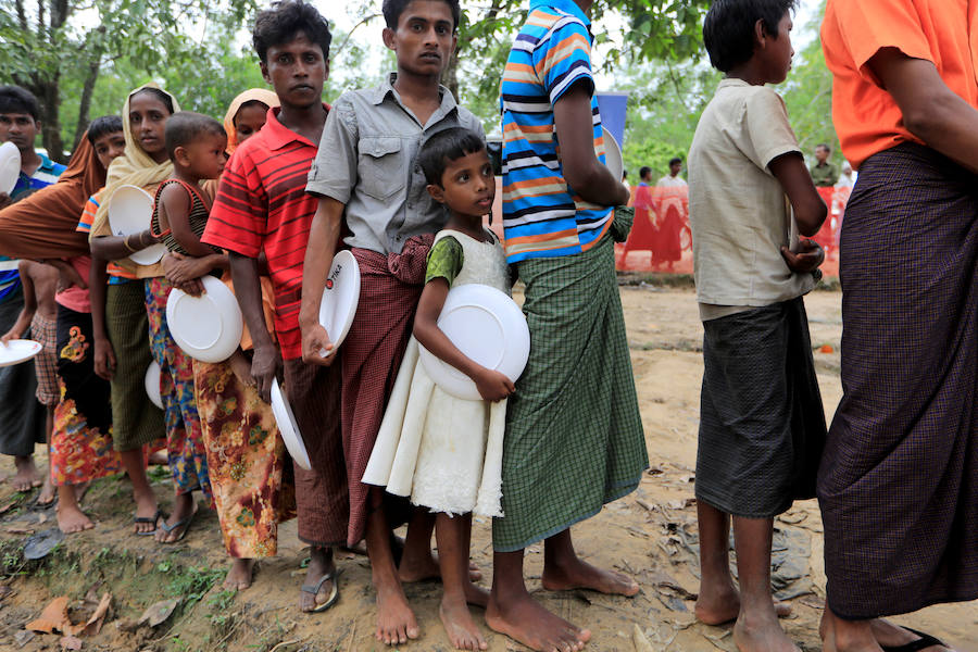 Casi medio millón de personas de esta etnia musulmana han huido de Birmania a Bangladesh. Escapan de la violencia y la represión a la que les someten las fuerzas del estado birmano, a raíz de un ataque perpetrado por un grupo insurgente el 25 de agosto. Tras cruzar la frontera, se alojan en campos de refugiados; más de 600.000 son niños