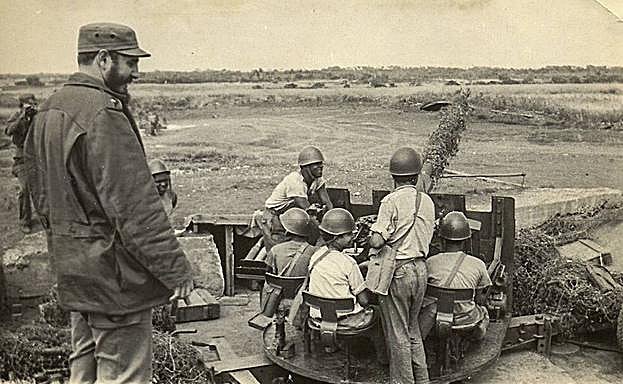 Fidel Castro, junto a una batería antiaérea en plena crisis. 