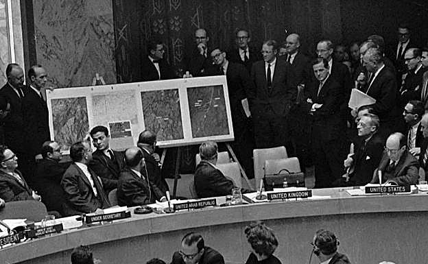 Fotografías de los misiles en una sesión de urgencia de la ONU. 