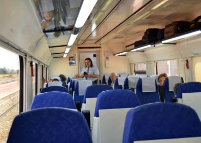 Imagen secundaria 1 - Arriba, pasajeros tirados tras arder un vagón del tren Madrid-Badajoz el pasado 13 de julio. Los trenes no son AVE ni Talgo ni Alvia, solo diésel regionales. Como los modelos R-598 que descansan en la Estación de Cáceres (abajo), los más habituales en las vías extremeñas.