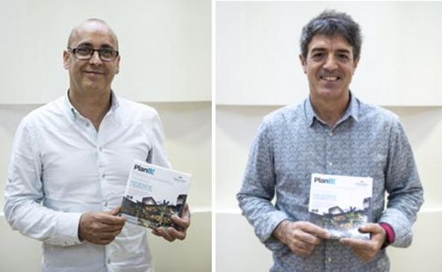 Abel Llamazares e Iñaki Monge, dos de los cinco ganadores, posan con su premio. 