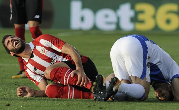 Raúl García se duele de una dura entrada.