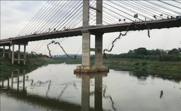 245 personas logran un récord Guinness saltando a la vez de un puente