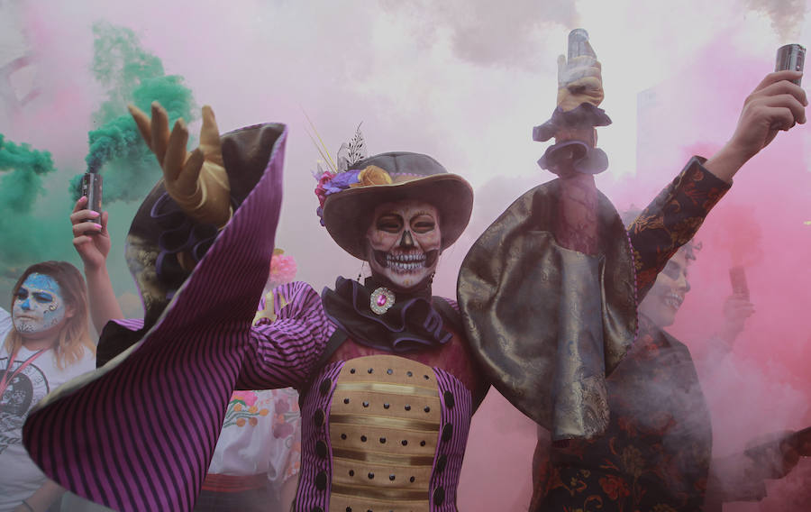 Cientos de personas participan durante el desfile de Catrinas en México. La calavera Catrina, originalmente Calavera Garbancera, creada por José Guadalupe, es actualmente la imagen más representativa del Día de los muertos, una festividad indígena mexicana que honra a los ancestros