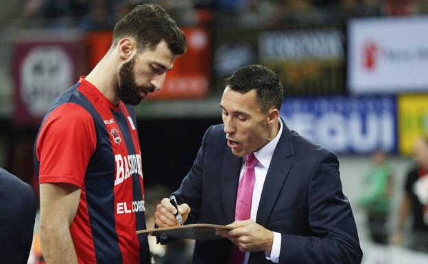 Pablo Prigioni da instrucciones a Shengelia.