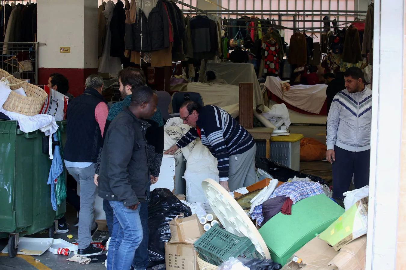 Tareas de limpieza en el mercadillo de Santutxu