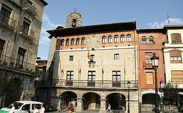 La placa está encima del balcón de la fachada principal. 