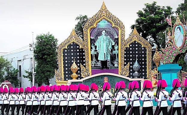 La Guardia Real desfila delante de un retrato de Bhumibol durante un acto de homenaje a su abuelo.