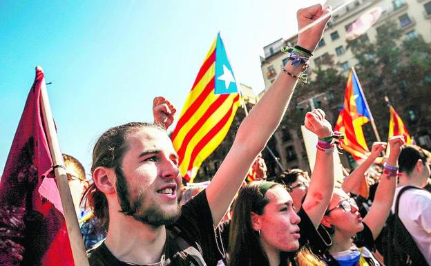 Alrededor de 10.000 manifestantes se concentraron, primero frente a la Generalitat, y luego cerca del Parlament. 