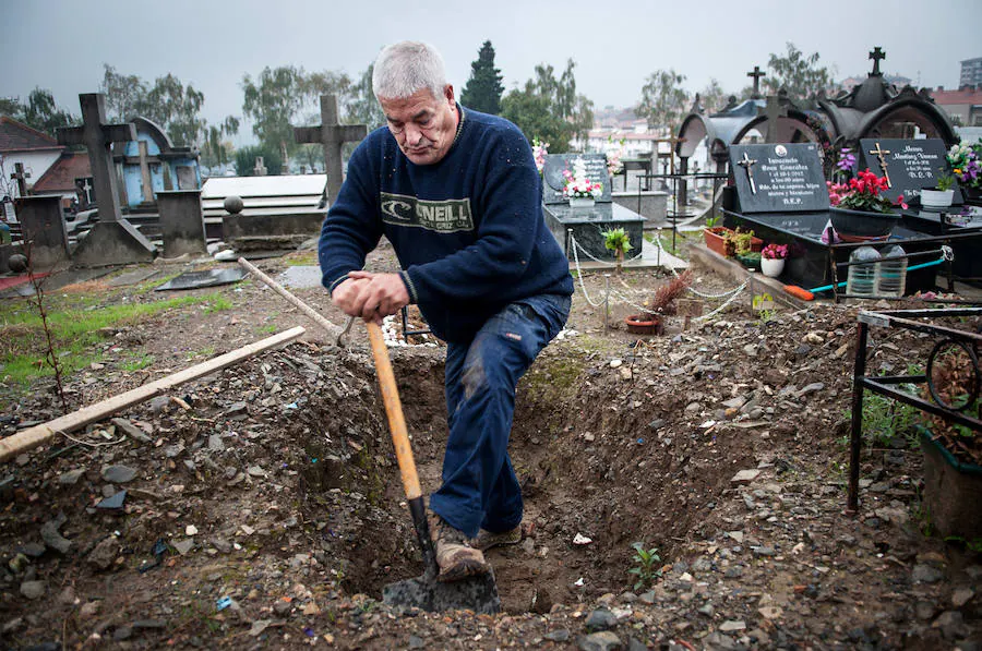 A ‘Mendi’, enterrador en Sestao, cavar una fosa le lleva más de dos horas. Una estampa que cede terreno ante las cremaciones.