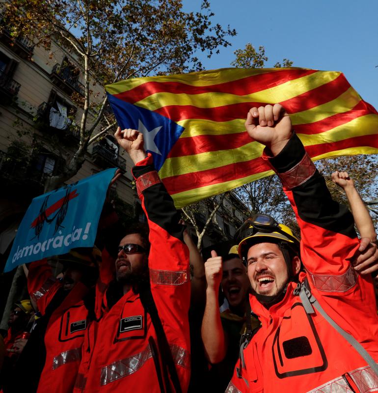 En el momento en el que se comunicaba la decisión del Parlament, la alegría y la emoción ha estallado en la plaza Sant Jaume