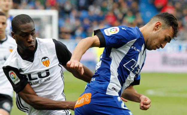 Munir intenta zafarse de un jugador del Valencia.