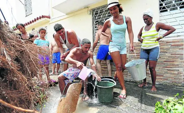 Un grupo de vecinos achica agua en una calle de La Habana tras el paso de ‘Irma’. 