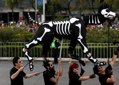 Imagen secundaria 1 - La muerte se pasea por las calles de México con un desfile multitudinario