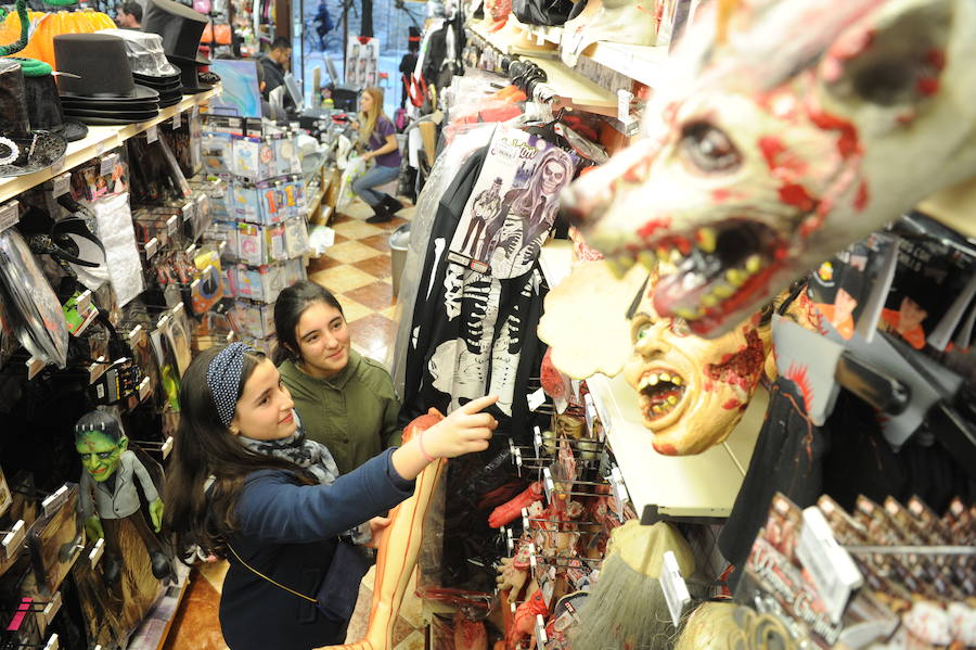 Sobre patines, en una visita guiada, con una ginkana nocturna o en una de las tantas discotecas y bares de Vitoria. Vete organizando para la noche más terrorífica del año