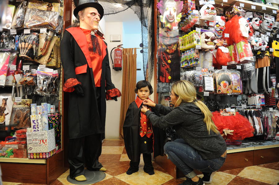 Sobre patines, en una visita guiada, con una ginkana nocturna o en una de las tantas discotecas y bares de Vitoria. Vete organizando para la noche más terrorífica del año