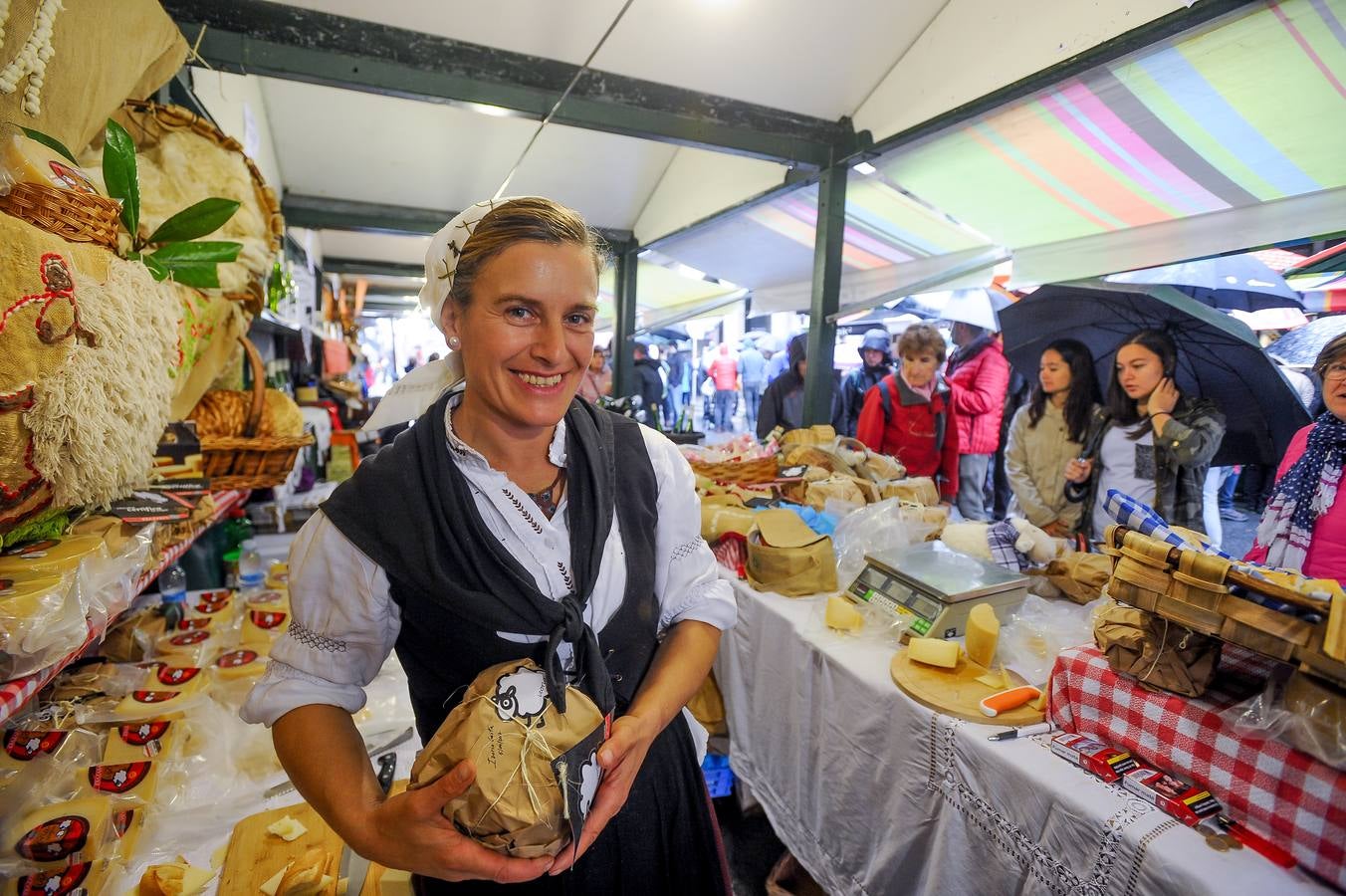 A Pesar de los constantes chaparrones, la villa foral se ha volcado con su tradicional mercado de octubre