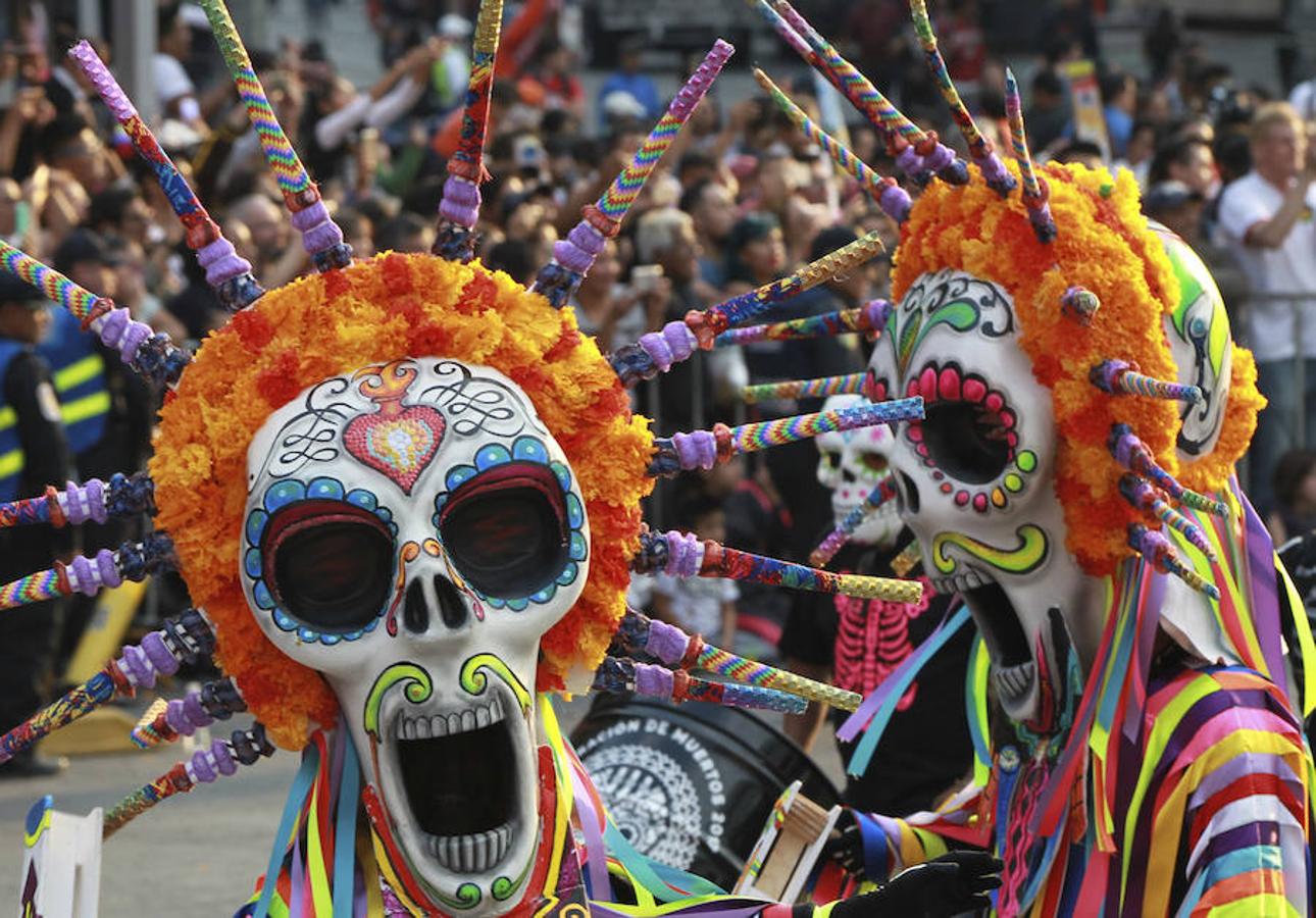 Cerca de 800 artistas y mil voluntarios participaron en el colorido trayecto de más de 6 kilómetros. En el desfile se honró a los 369 fallecidos del terremoto y se rindió tributo a los rescatistas