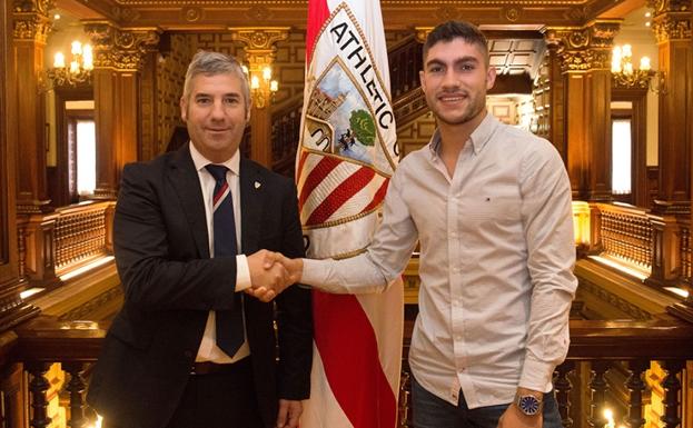 Unai Núñez, junto a Josu Urrutia tras firmar su renovación.