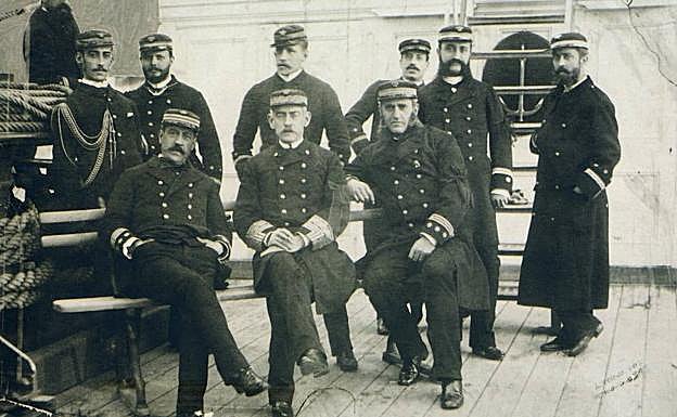 Imagen principal - (Arriba) Oficiales de la fragata Vitoria hacia 1880 en Barcelona. Los cañones que formaban la batería de la fragata y (abajo) fotografía de 1897 de José María de Beránger y Ruiz de Apodaca, Vice Almirante y Ministro de Marina.