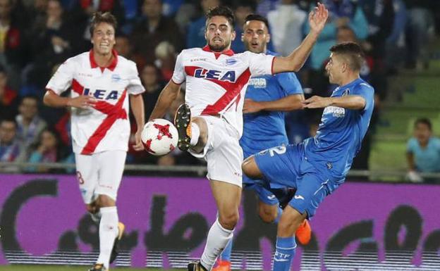 Rubén Sobrino intenta llevarse la pelota en el duelo de Copa ante el Getafe.