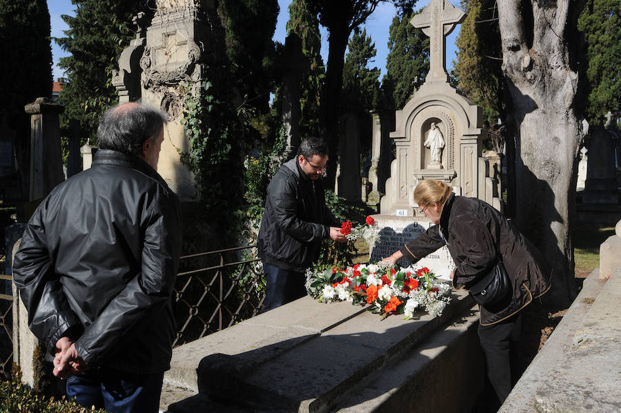 Multitud de personas se han acercado este miércoles a los cementerios de la provincia para recordar a sus seres queridos fallecidos