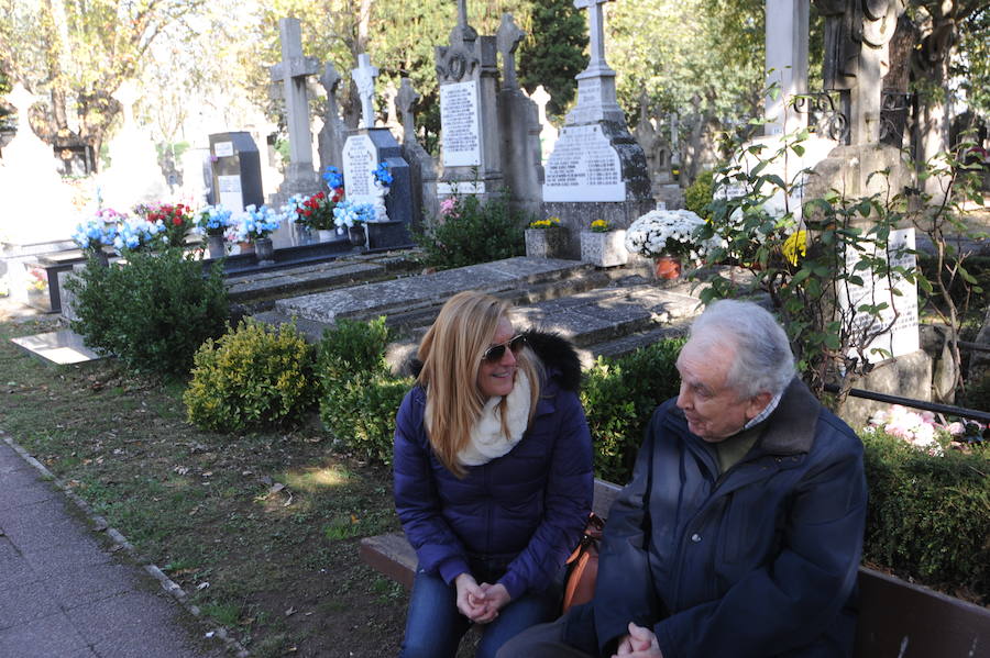 Multitud de personas se han acercado este miércoles a los cementerios de la provincia para recordar a sus seres queridos fallecidos