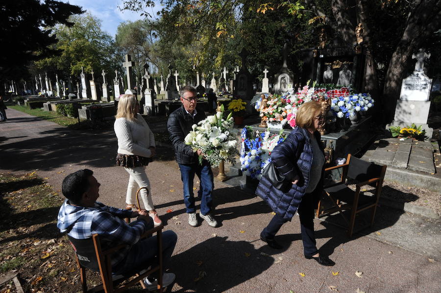 Multitud de personas se han acercado este miércoles a los cementerios de la provincia para recordar a sus seres queridos fallecidos