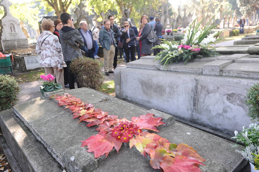 Multitud de personas se han acercado este miércoles a los cementerios de la provincia para recordar a sus seres queridos fallecidos
