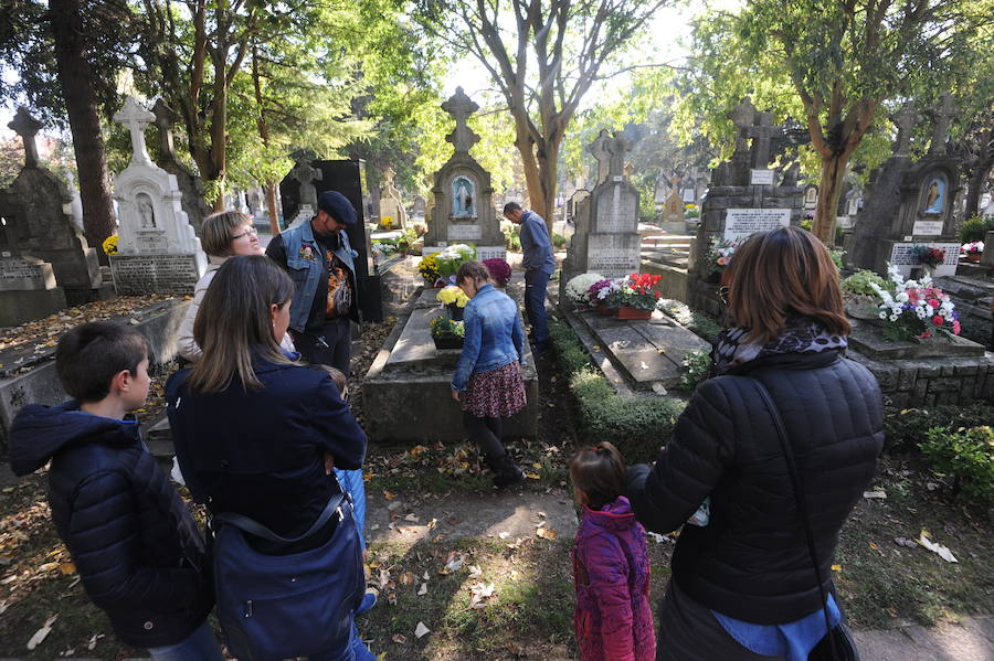 Multitud de personas se han acercado este miércoles a los cementerios de la provincia para recordar a sus seres queridos fallecidos