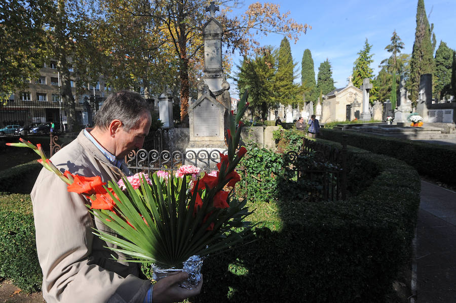Multitud de personas se han acercado este miércoles a los cementerios de la provincia para recordar a sus seres queridos fallecidos