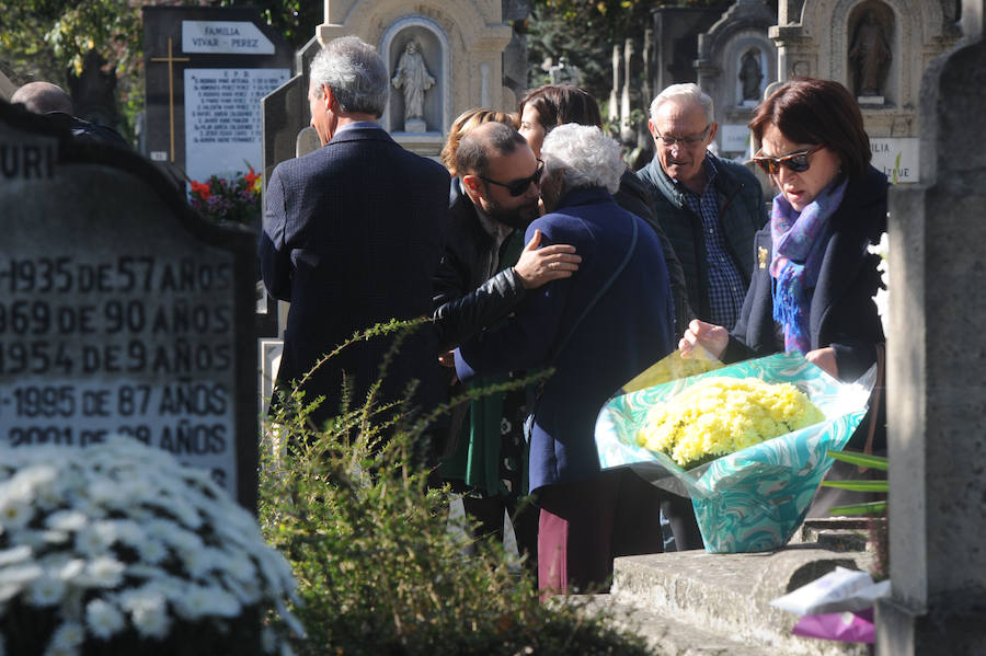 Multitud de personas se han acercado este miércoles a los cementerios de la provincia para recordar a sus seres queridos fallecidos