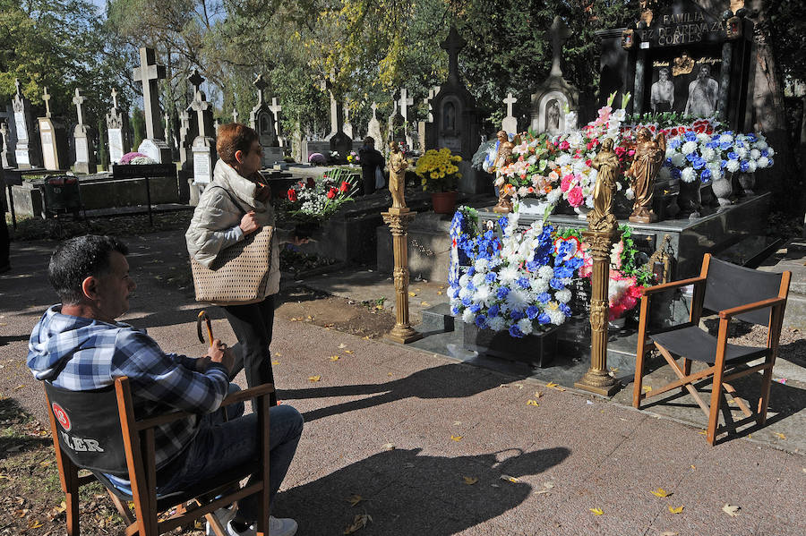 Multitud de personas se han acercado este miércoles a los cementerios de la provincia para recordar a sus seres queridos fallecidos