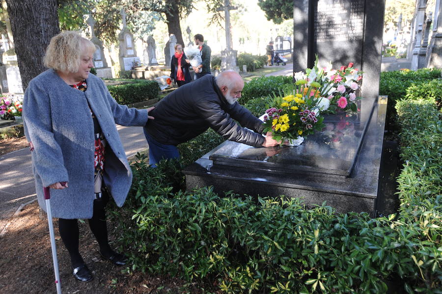 Multitud de personas se han acercado este miércoles a los cementerios de la provincia para recordar a sus seres queridos fallecidos