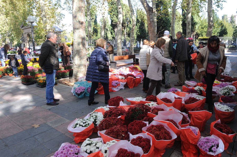 Multitud de personas se han acercado este miércoles a los cementerios de la provincia para recordar a sus seres queridos fallecidos