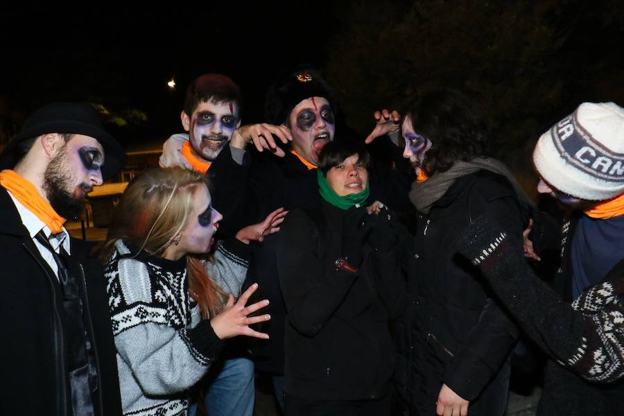 La primera yincana de temática zombi organizada por Gauekoak y la asociación cultural Enaxi reúne a cientos de personas en el barrio vitoriano