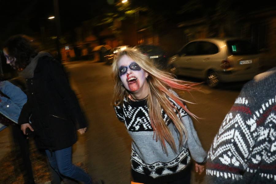 La primera yincana de temática zombi organizada por Gauekoak y la asociación cultural Enaxi reúne a cientos de personas en el barrio vitoriano